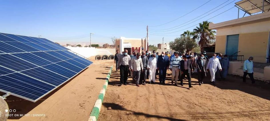 محافظ الوادي الجديد يفتتح وحدة طاقة شمسية بقرية البشندي بتكلفة 340 ألف جنيه (4)