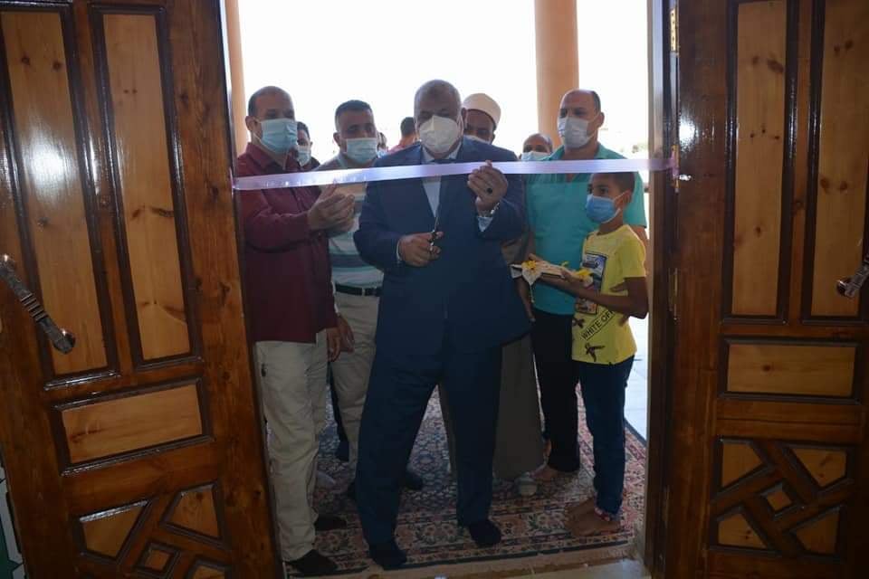 محافظ الوادي الجديد يفتتح مسجد حي أرض النخيل بمدينة بلاط (1)