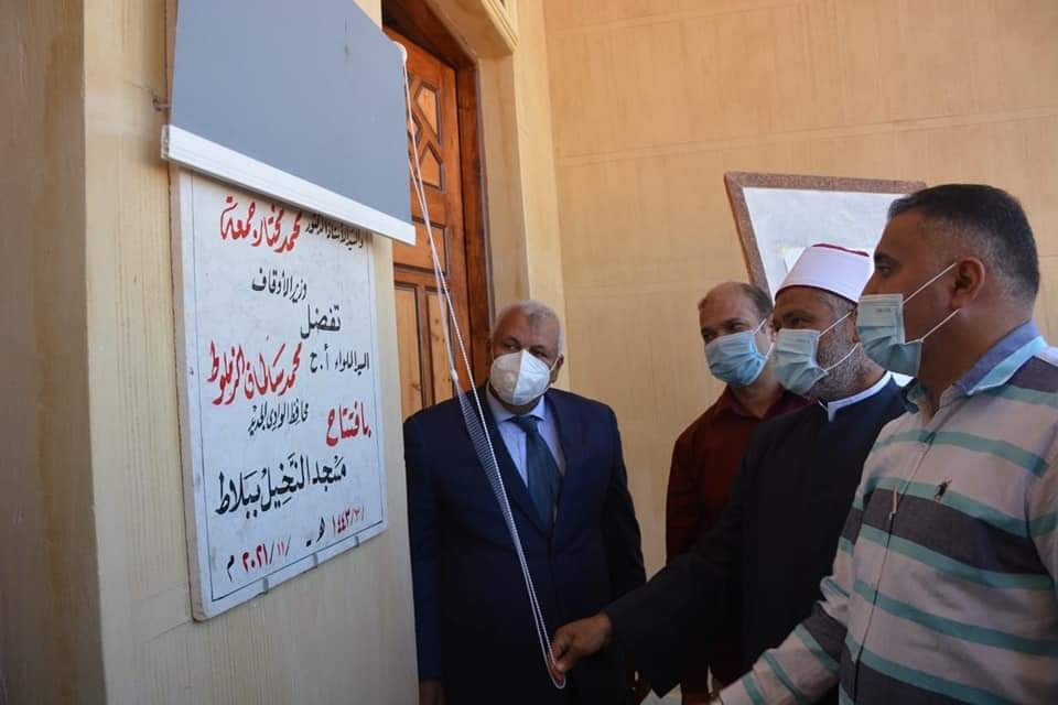 محافظ الوادي الجديد يفتتح مسجد حي أرض النخيل بمدينة بلاط (4)
