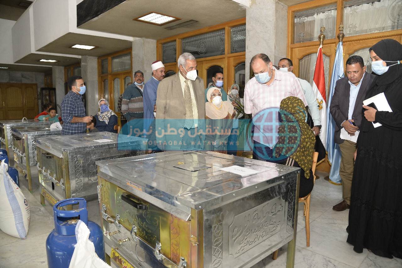 محافظ أسيوط يسلم مشروعات لذوات الهمم ويوزع 24 فرن منزلية وماكينات خياطة (4)