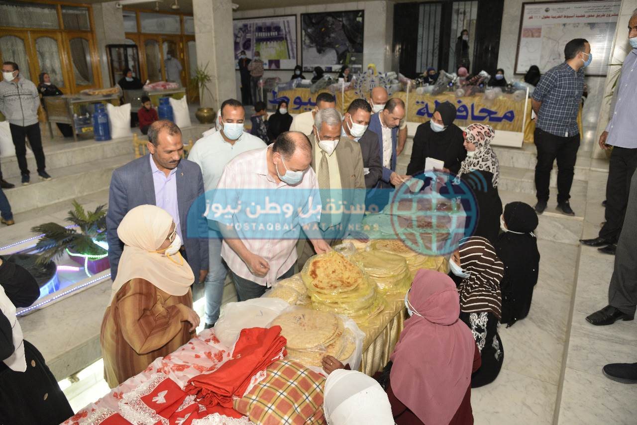 محافظ أسيوط يسلم مشروعات لذوات الهمم ويوزع 24 فرن منزلية وماكينات خياطة (12)