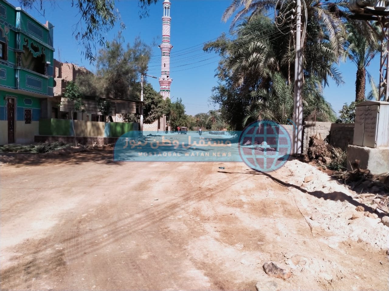 رئيس مركز البداري يتابع أعمال الرصف بطريق قرية السيول (1)