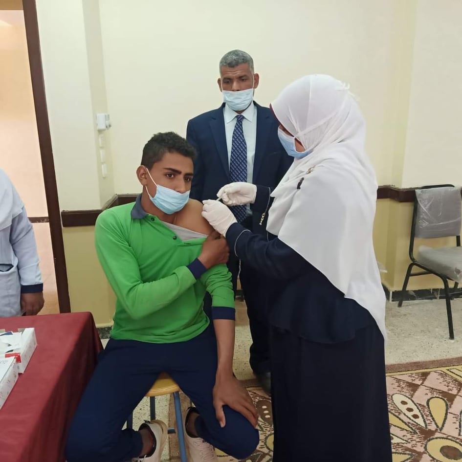 تلقيح طلاب المرحلة الثانوية ضد فيروس كورونا (4)