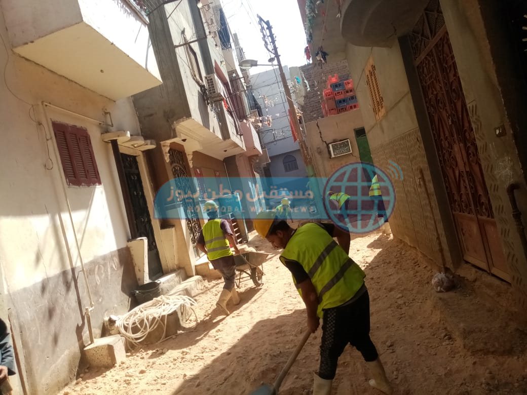تمهيد بعض الشوارع الضيقة بحي غرب لتركيب الانترلوك (2)