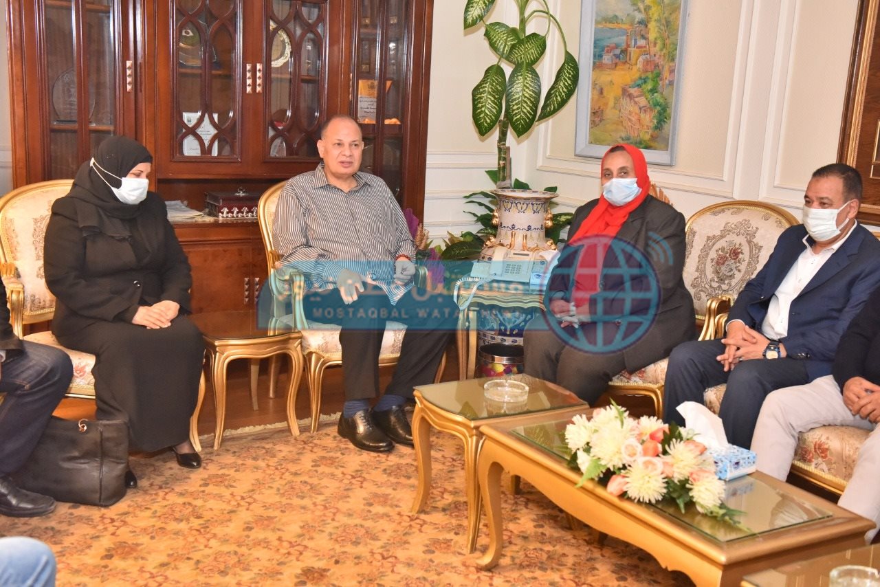 محافظ أسيوط يلتقي وفد وزارة الزراعة لدعم جهود التوعية بأهمية الري الحديث (1)