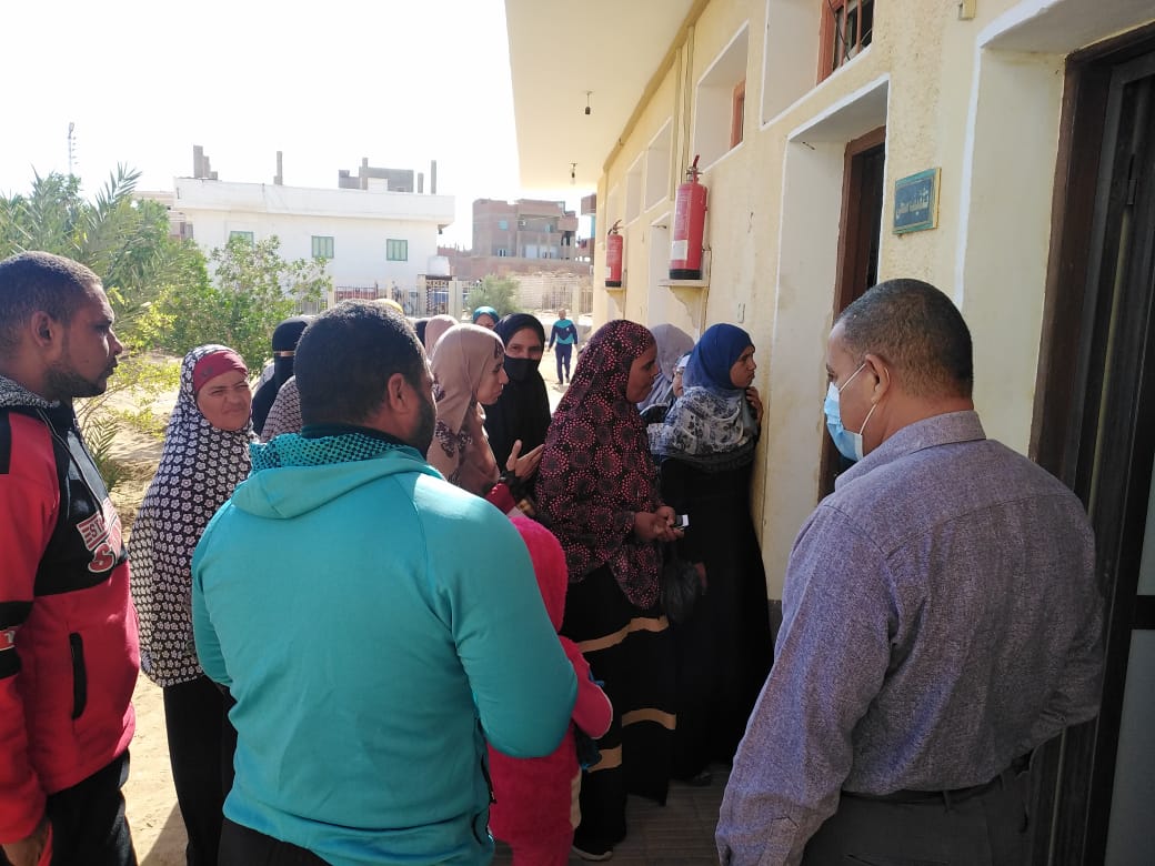 الكشف وصرف الدواء لـ 113 مواطنا بالمجان في قافلة طبية بالوادي الجديد (1)