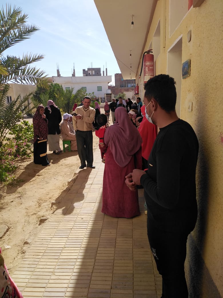 الكشف وصرف الدواء لـ 113 مواطنا بالمجان في قافلة طبية بالوادي الجديد (2)