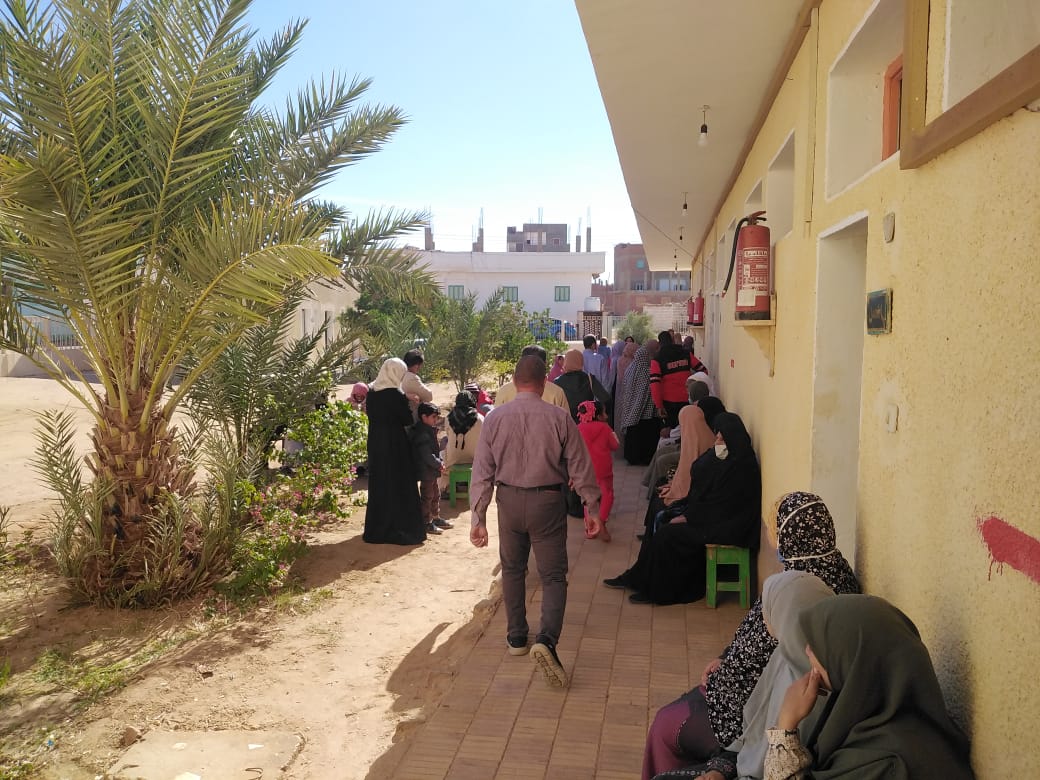 الكشف وصرف الدواء لـ 113 مواطنا بالمجان في قافلة طبية بالوادي الجديد (5)