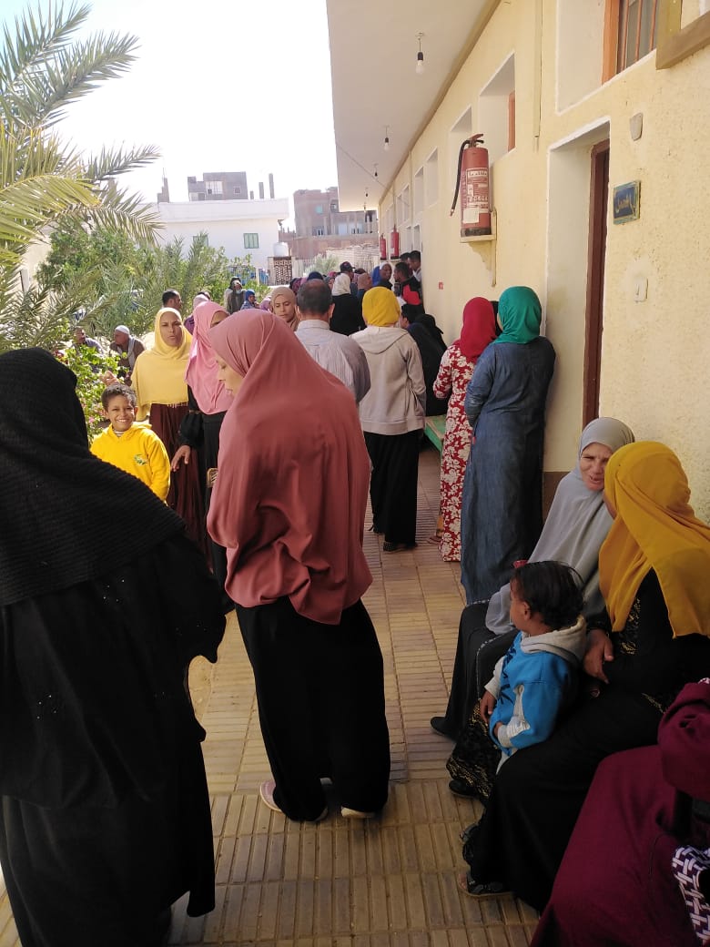 الكشف وصرف الدواء لـ 113 مواطنا بالمجان في قافلة طبية بالوادي الجديد (6)