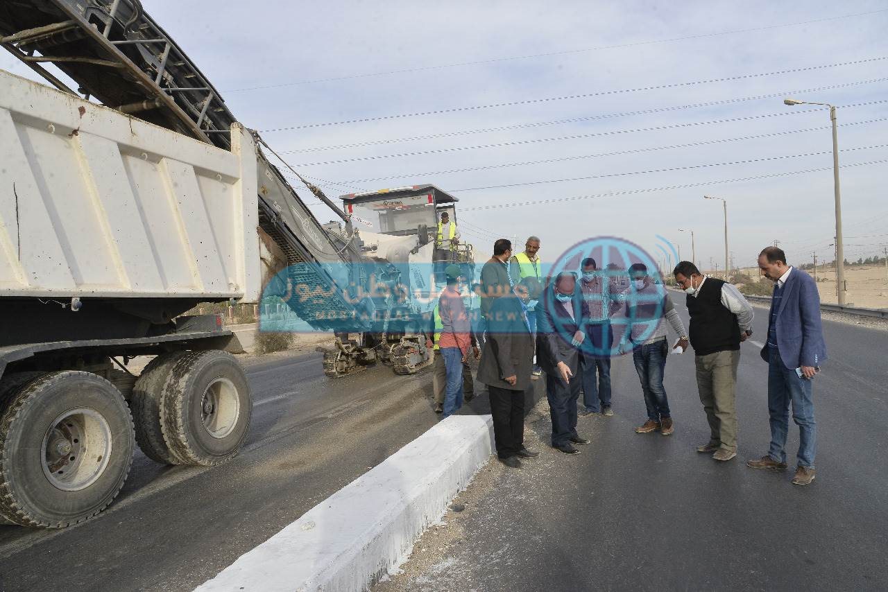 محافظ أسيوط يزور شركة تكرير البترول ويتفقد رفع كفاءة الطريق الصحراوى الغربى (4)
