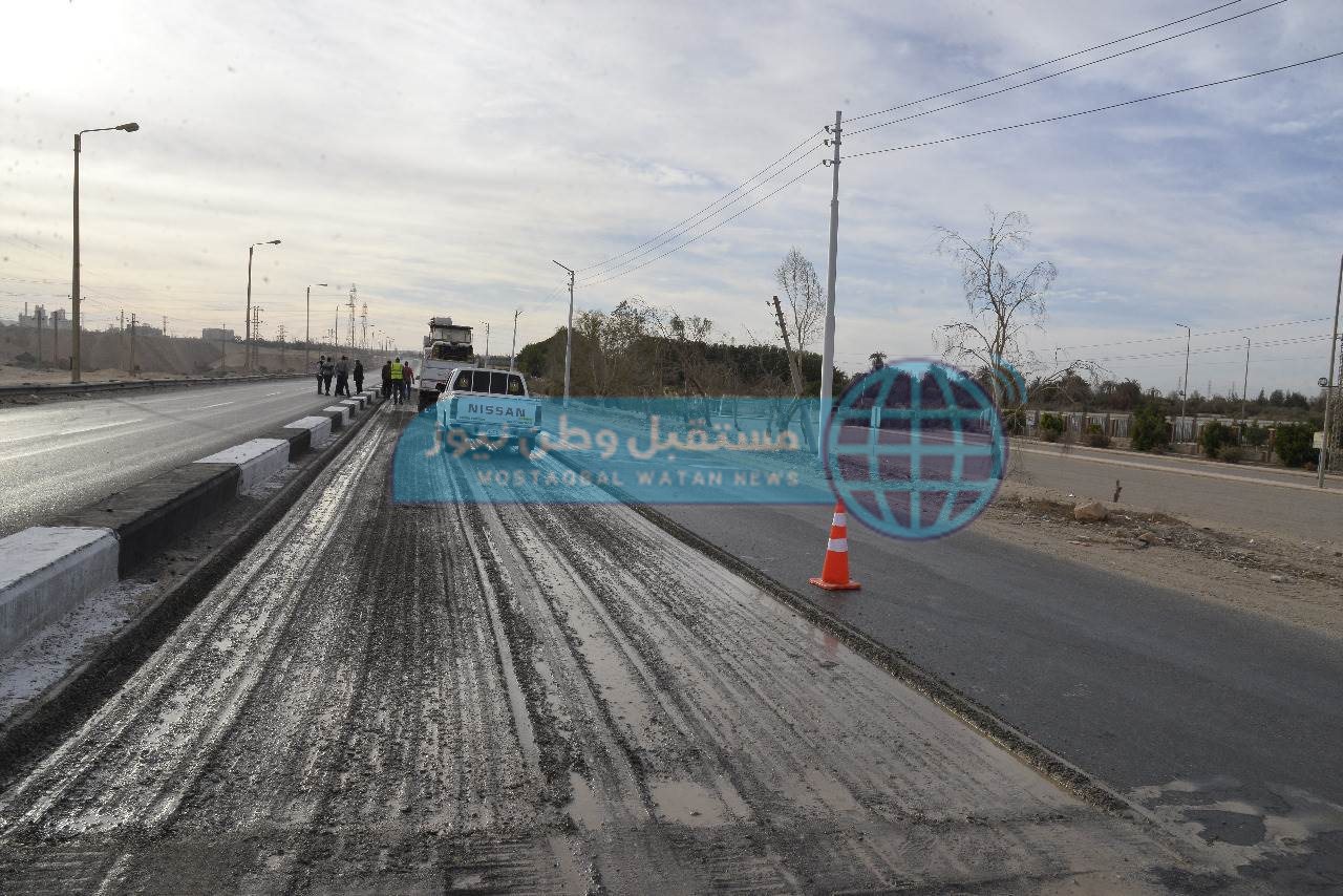 محافظ أسيوط يزور شركة تكرير البترول ويتفقد رفع كفاءة الطريق الصحراوى الغربى (9)