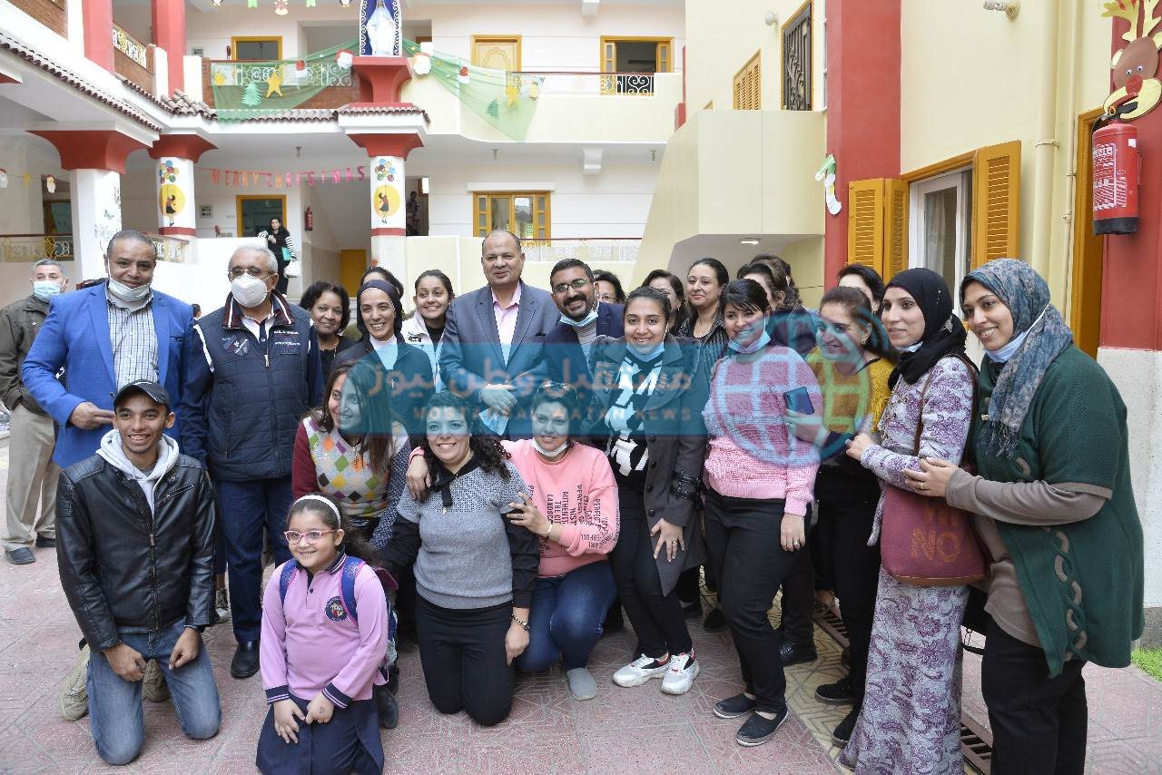 محافظ أسيوط يشهد مسابقة أوائل الطلبة بمدرسة الراهبات الفرنسيسكانيات (18)