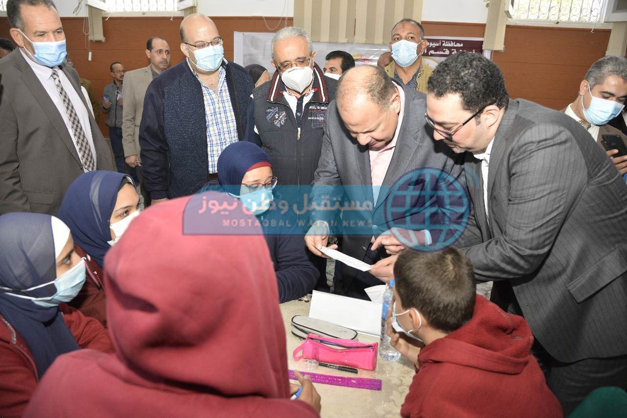 محافظ أسيوط يشهد مسابقة أوائل الطلبة بمدرسة الراهبات الفرنسيسكانيات (13)