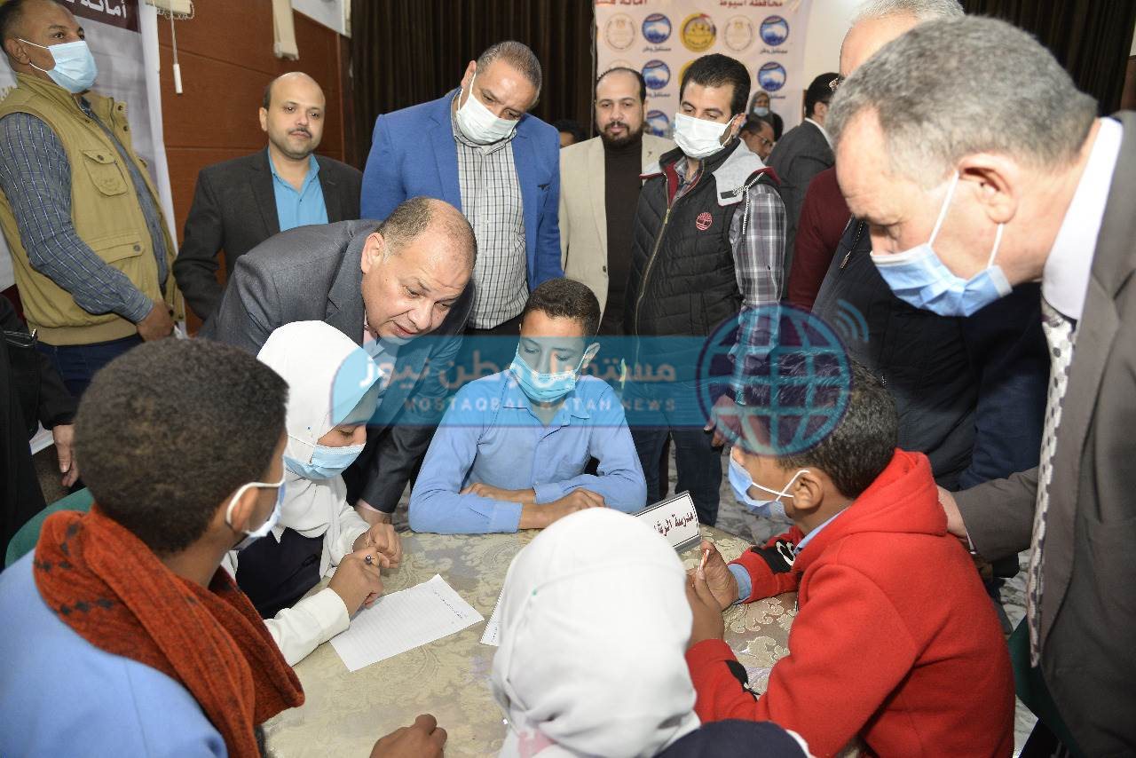 محافظ أسيوط يشهد مسابقة أوائل الطلبة بمدرسة الراهبات الفرنسيسكانيات (12)