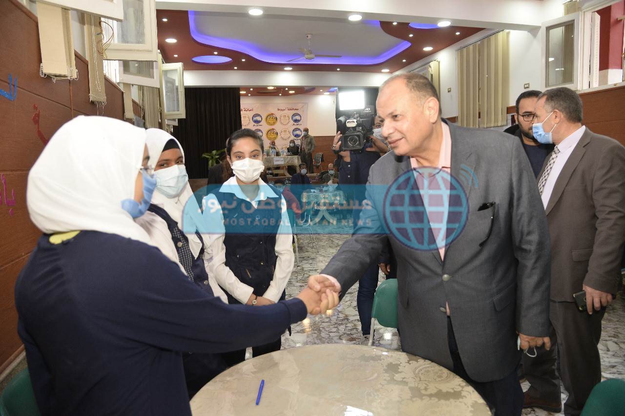 محافظ أسيوط يشهد مسابقة أوائل الطلبة بمدرسة الراهبات الفرنسيسكانيات (11)