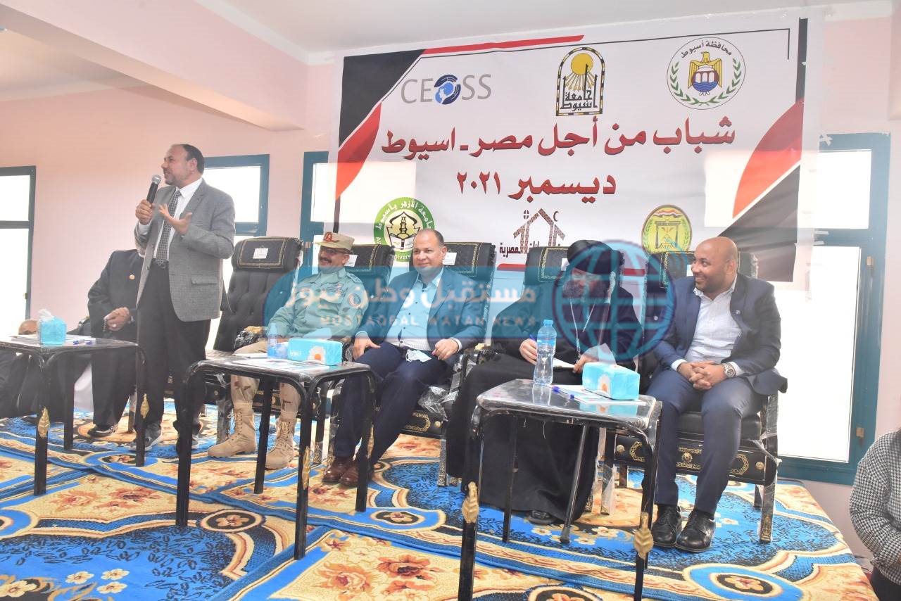 محافظ أسيوط يشهد اللقاء الشبابي لمبادرة بيت العائلة المصرية (26)