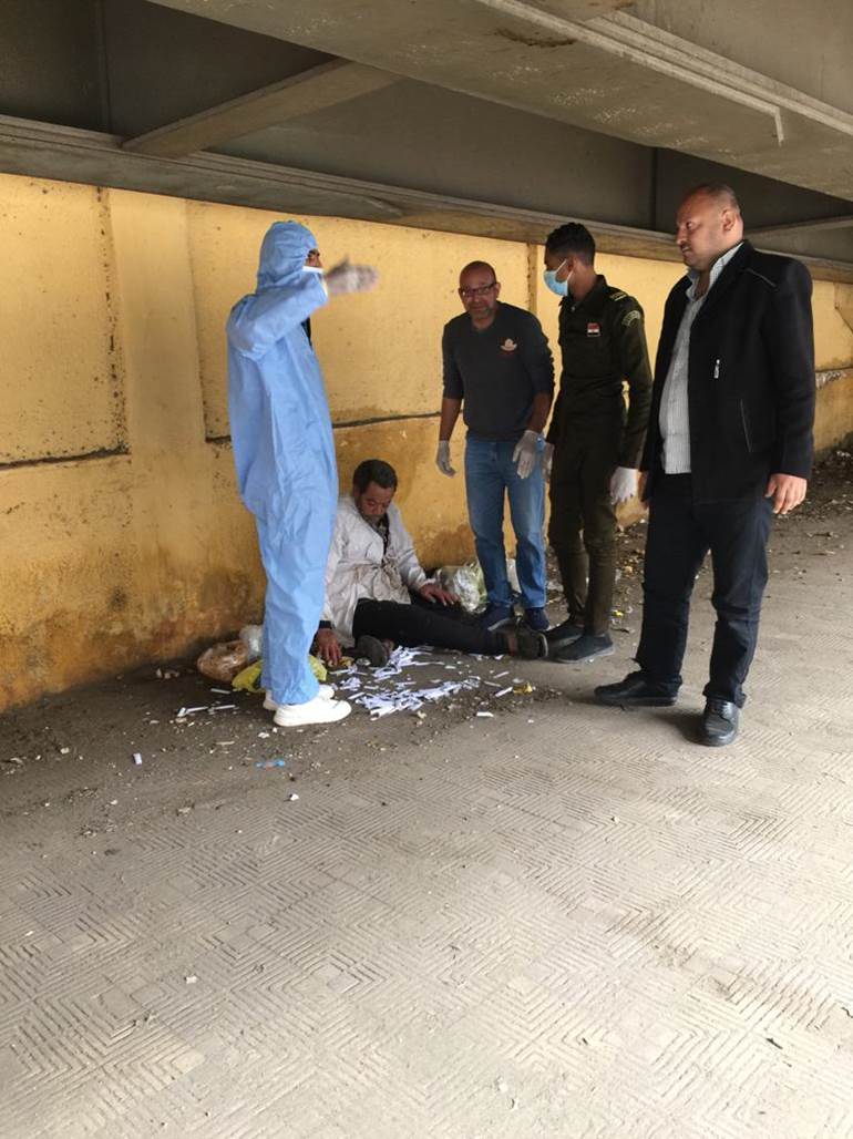 محافظ أسيوط يعلن انقاذ أحد الأشخاص بلا مأوى (2)