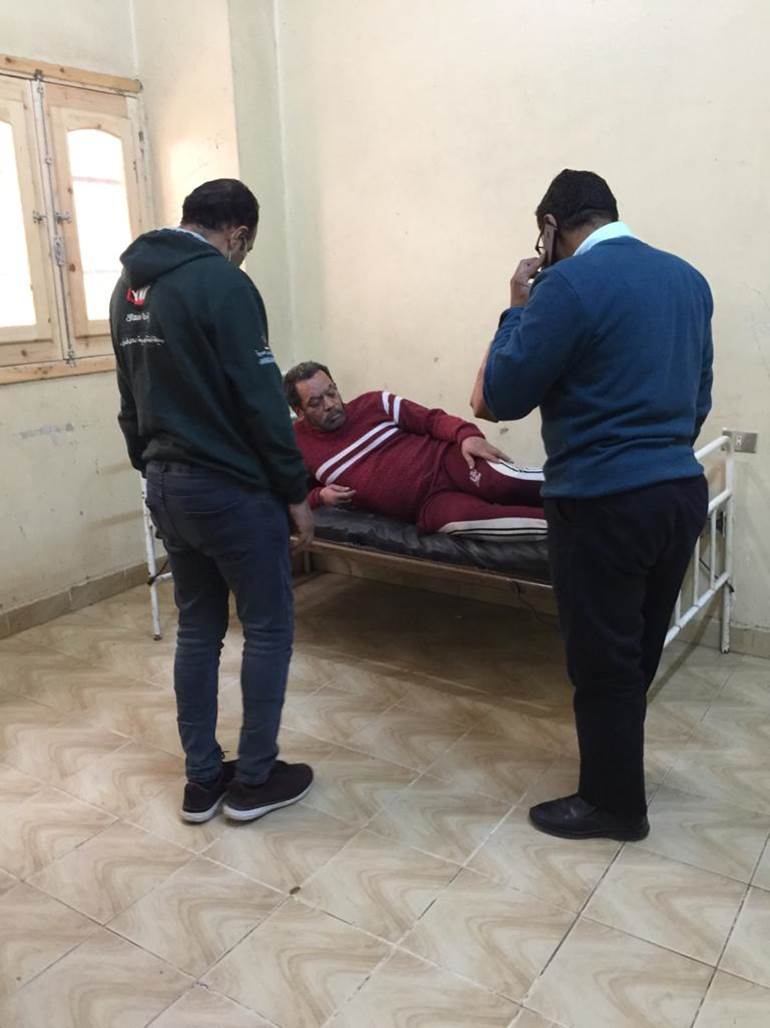 محافظ أسيوط يعلن انقاذ أحد الأشخاص بلا مأوى (4)