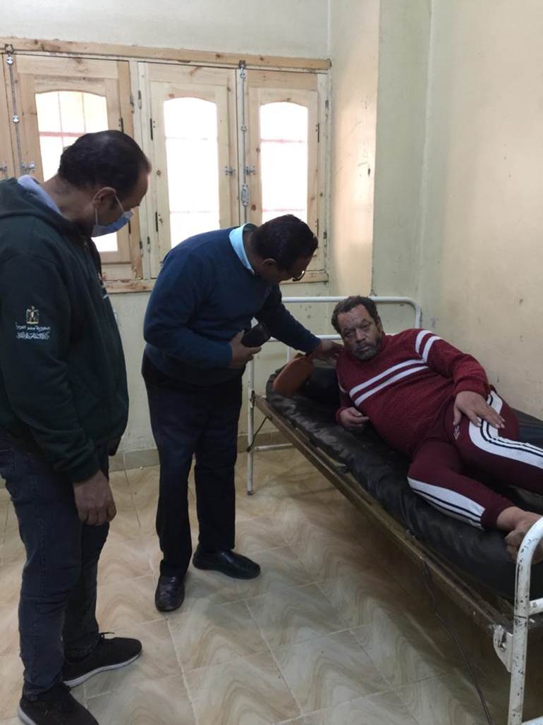 محافظ أسيوط يعلن انقاذ أحد الأشخاص بلا مأوى (3)