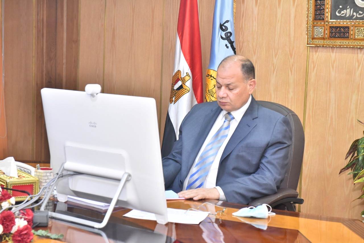 محافظ أسيوط يشارك في اجتماع مجلس المحافظين عبر الفيديوكونفرانس (3)