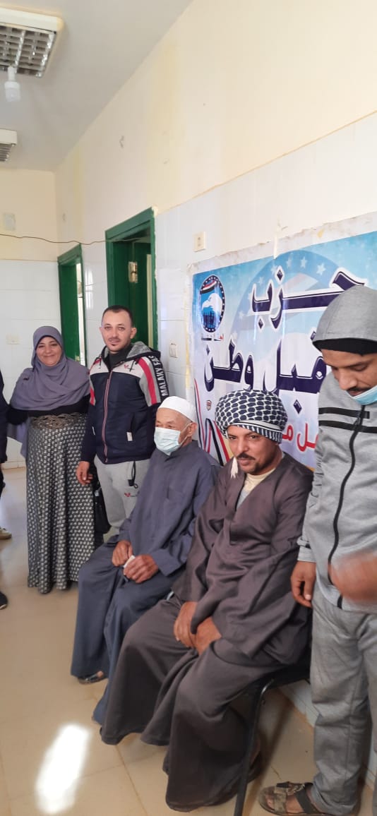 الكشف وصرف الدواء لـ 90 مواطنا بالمجان في قافلة طبية بالوادي الجديد (1)