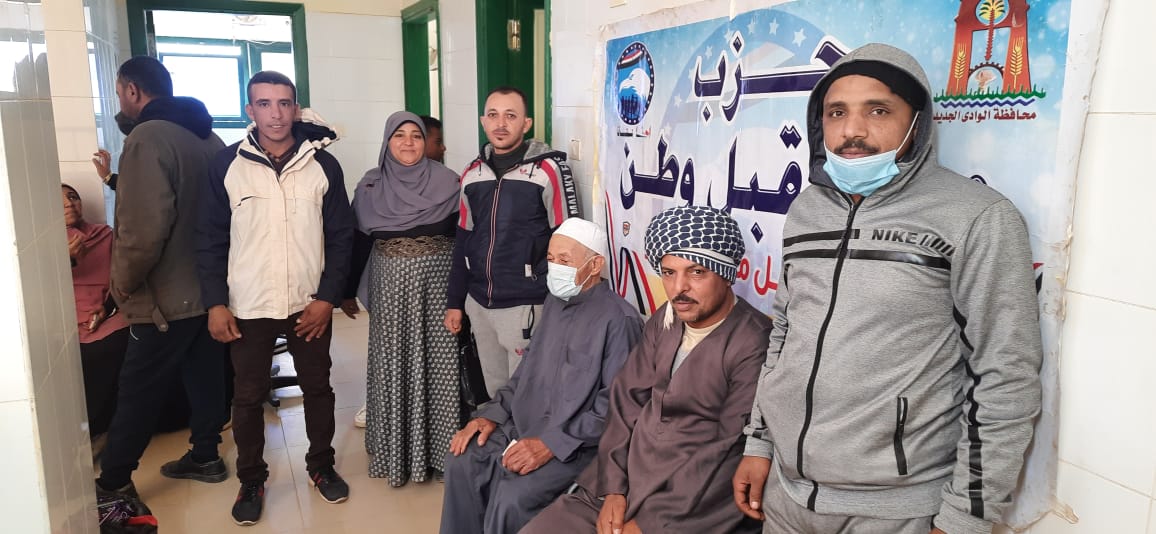 الكشف وصرف الدواء لـ 90 مواطنا بالمجان في قافلة طبية بالوادي الجديد (4)