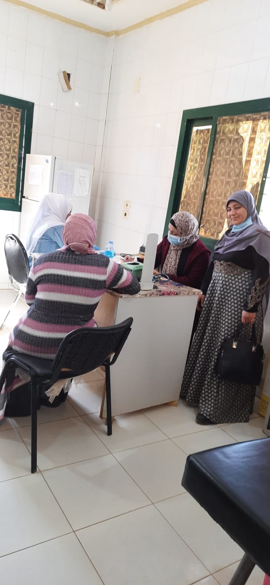 الكشف وصرف الدواء لـ 90 مواطنا بالمجان في قافلة طبية بالوادي الجديد (7)