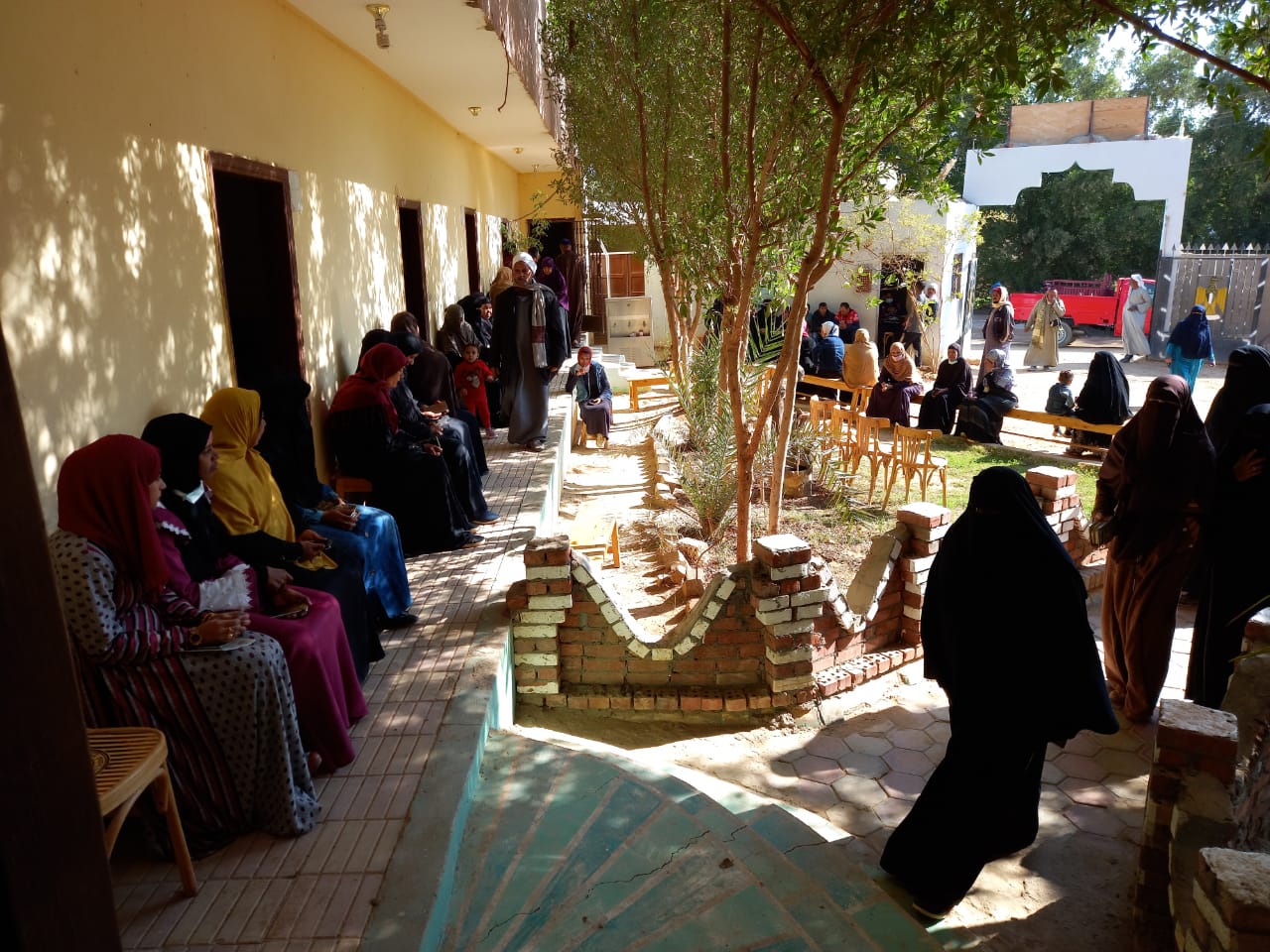 قافلة لقرية الموهوب لتحصين سكان القرية ضد كورونا بالوادي الجديد (2)