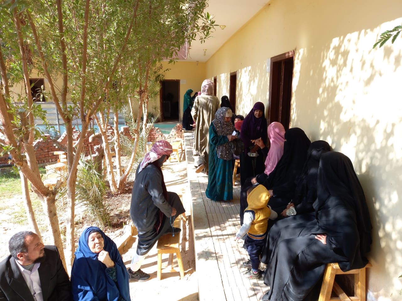 قافلة لقرية الموهوب لتحصين سكان القرية ضد كورونا بالوادي الجديد (5)
