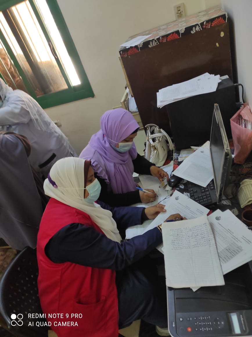 قافلة لقرية الراشدة لتحصين سكان القرية ضد كورونا بالوادي الجديد (1)