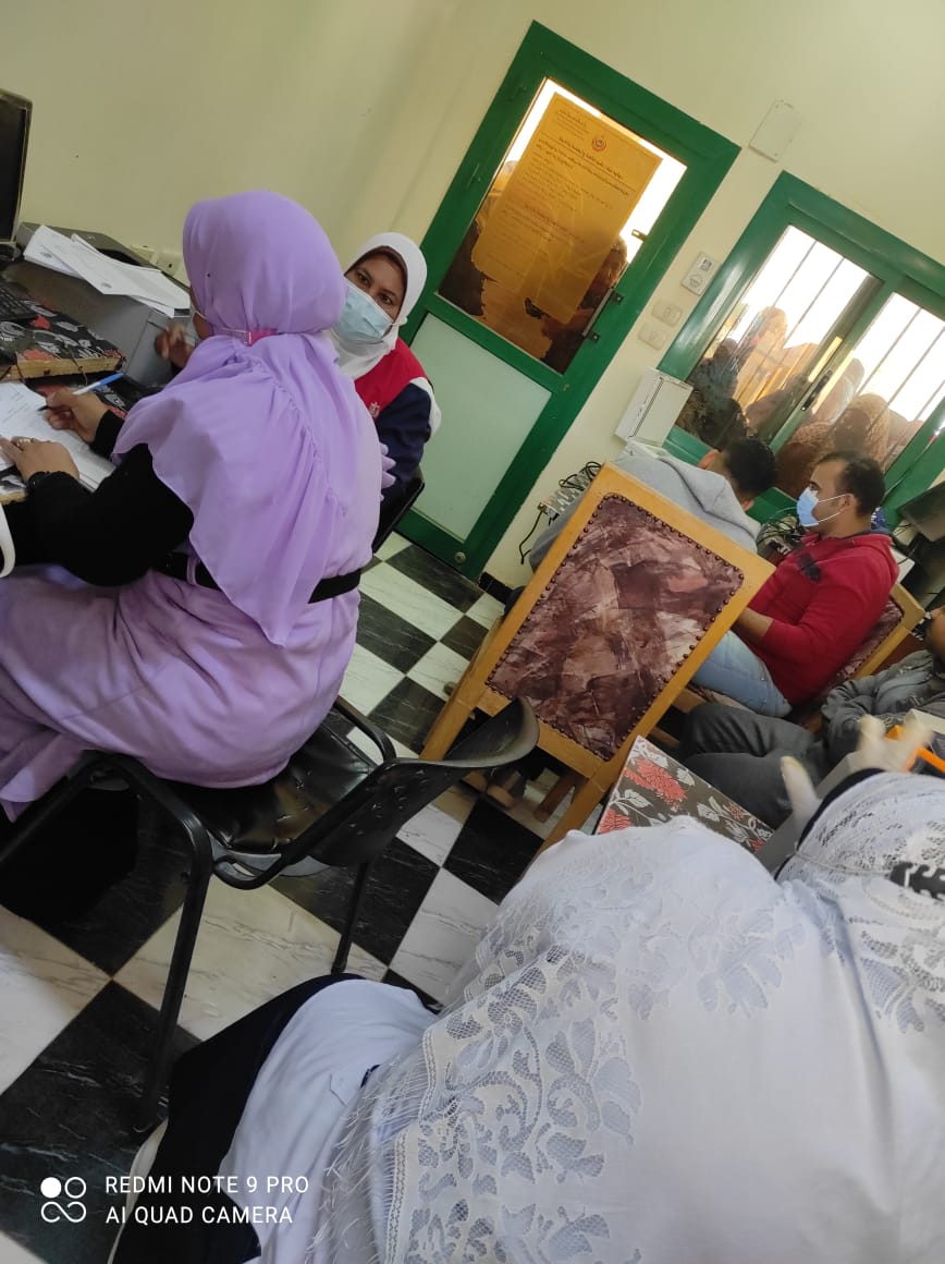 قافلة لقرية الراشدة لتحصين سكان القرية ضد كورونا بالوادي الجديد (2)