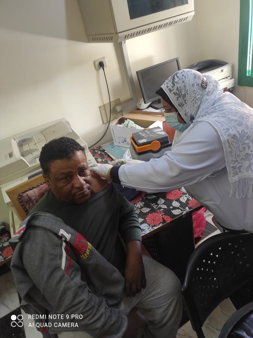 قافلة لقرية الراشدة لتحصين سكان القرية ضد كورونا بالوادي الجديد (5)