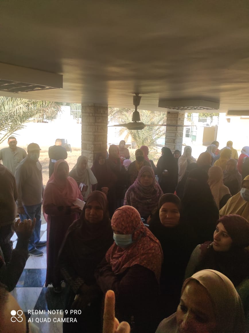 قافلة لقرية الراشدة لتحصين سكان القرية ضد كورونا بالوادي الجديد (7)
