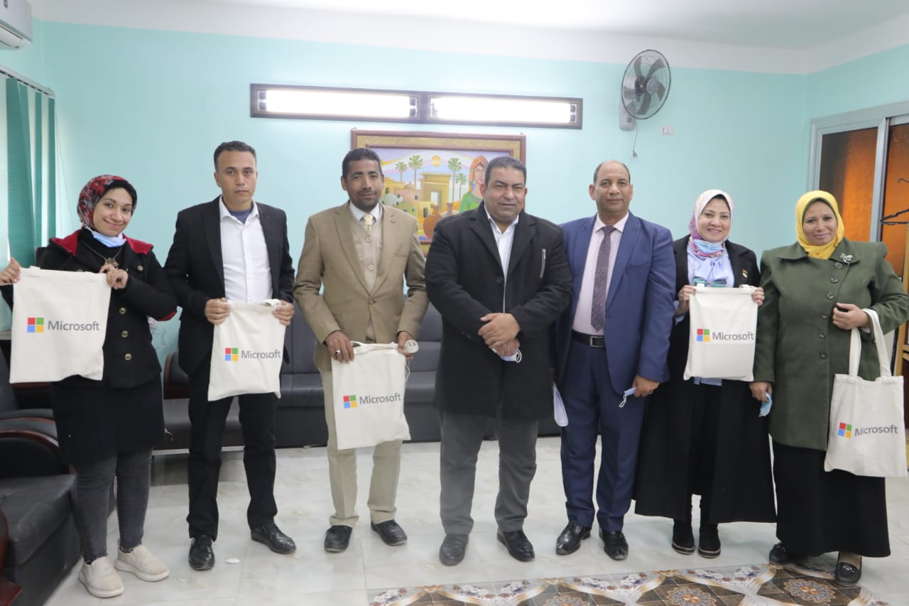 تكريم 6 معلمين خبراء في مجال الحاسب الآلي بالوادي الجديد (1)
