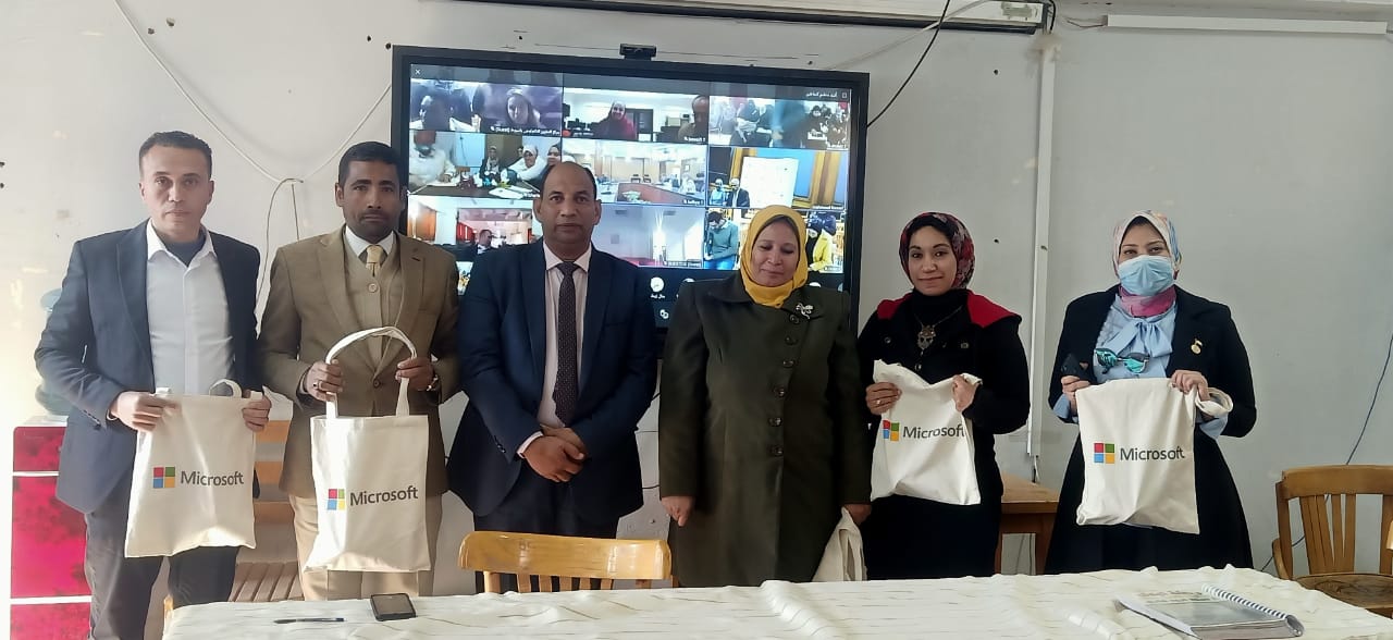 تكريم 6 معلمين خبراء في مجال الحاسب الآلي بالوادي الجديد (2)