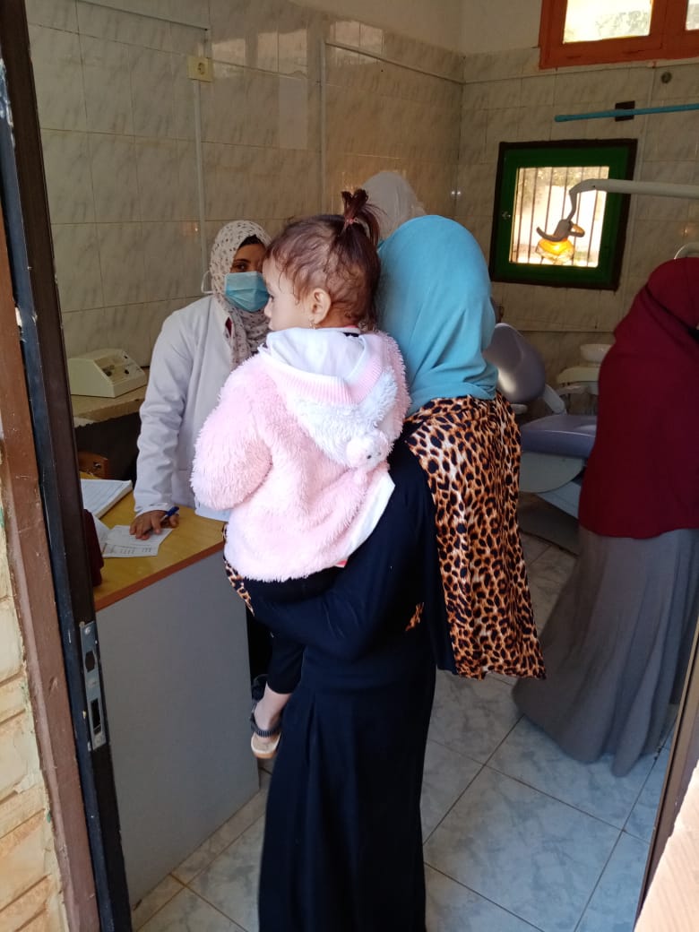 الكشف وصرف الدواء لـ 80مواطنا بالمجان في قافلة طبية (3)