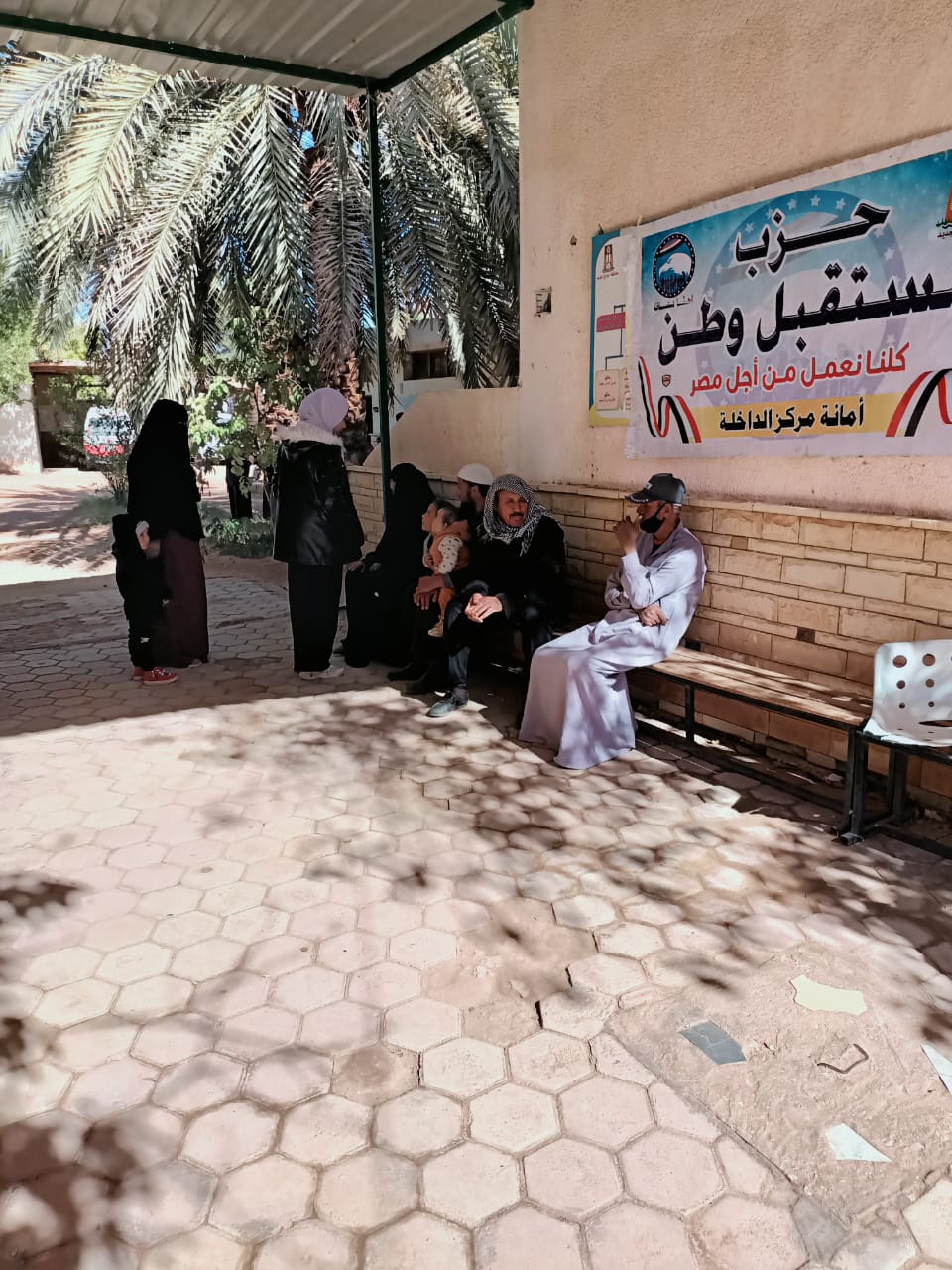 الكشف وصرف الدواء لـ 80مواطنا بالمجان في قافلة طبية (4)