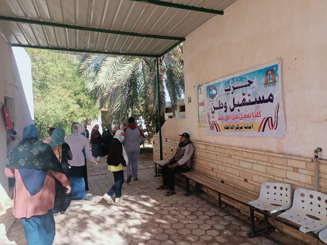 الكشف وصرف الدواء لـ 80مواطنا بالمجان في قافلة طبية (5)