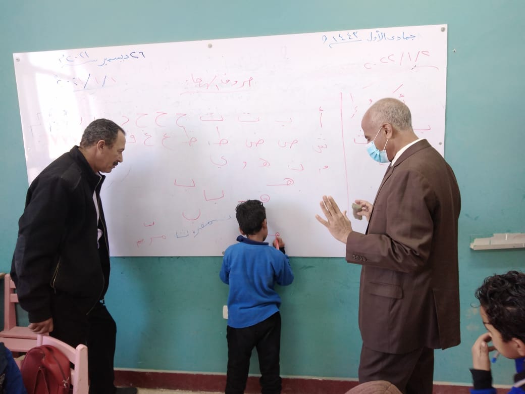 قوافل تعليمية لقرى درب الأربعين بواحة باريس في الوادي الجديد (2)