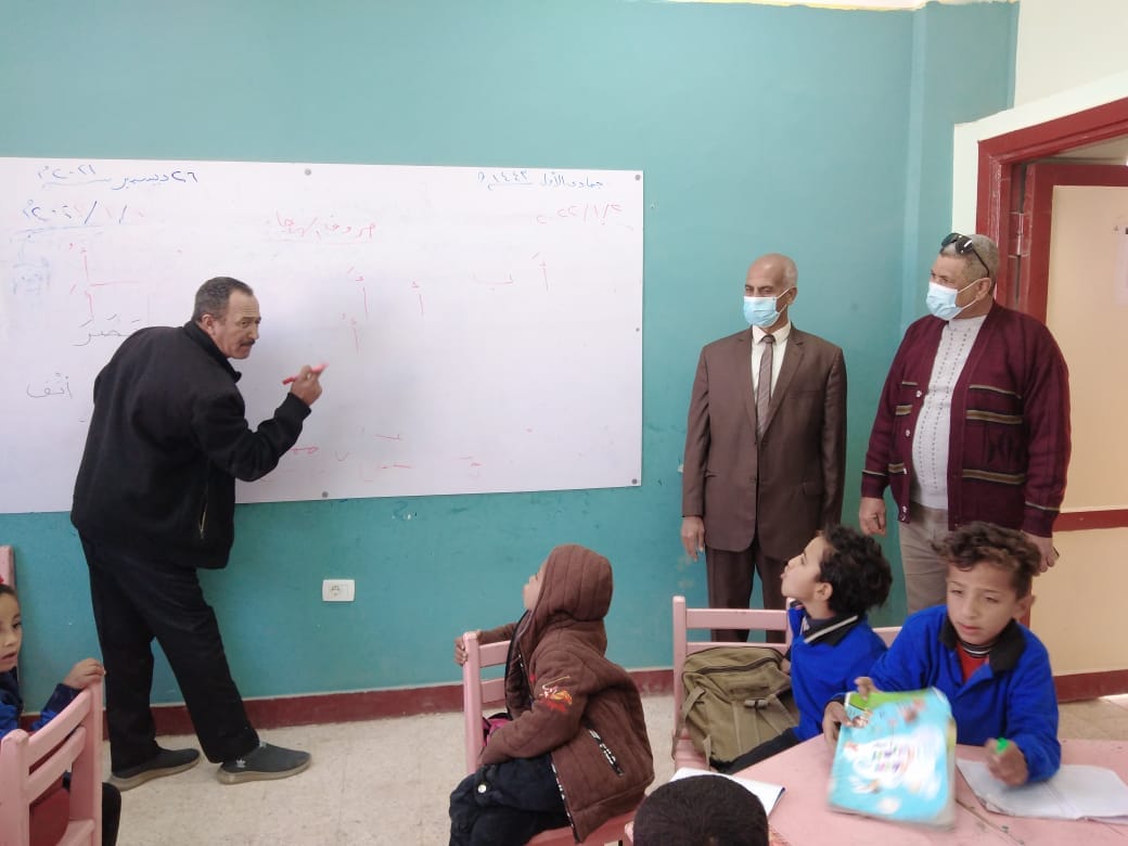 قوافل تعليمية لقرى درب الأربعين بواحة باريس في الوادي الجديد (3)