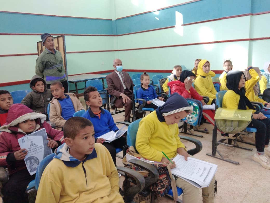 قوافل تعليمية لقرى درب الأربعين بواحة باريس في الوادي الجديد (4)