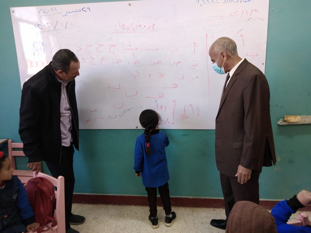 قوافل تعليمية لقرى درب الأربعين بواحة باريس في الوادي الجديد (7)