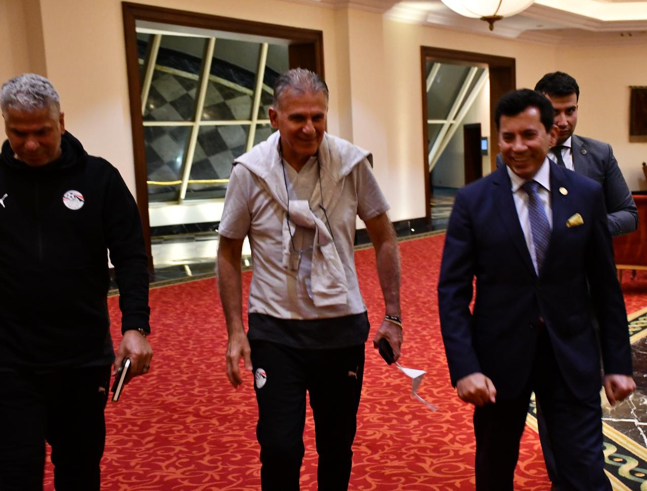 وزير الرياضة مع جهاز المنتخب الوطني