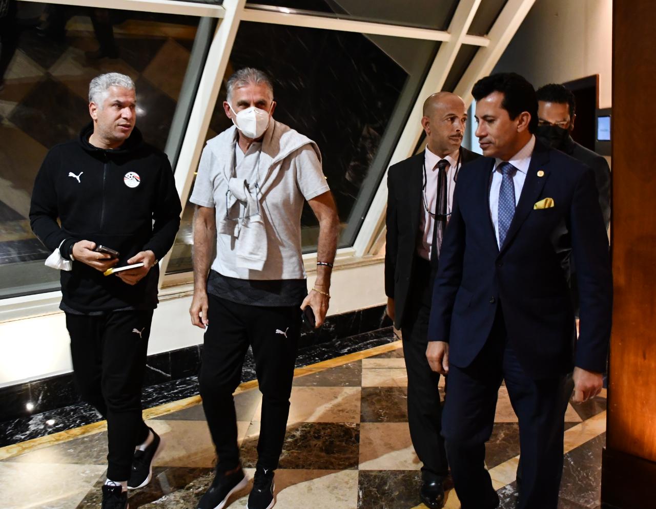 وزير الرياضة مع جهاز المنتخب الوطني