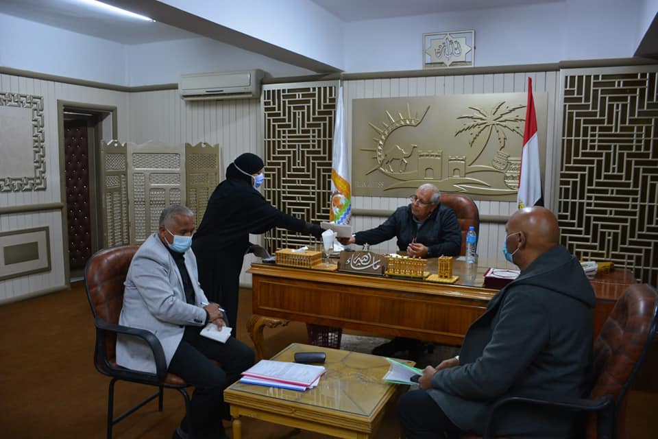اجتماع محافظ الوادي الجديد مع سكان مركزي الداخلة وبلاط (2)
