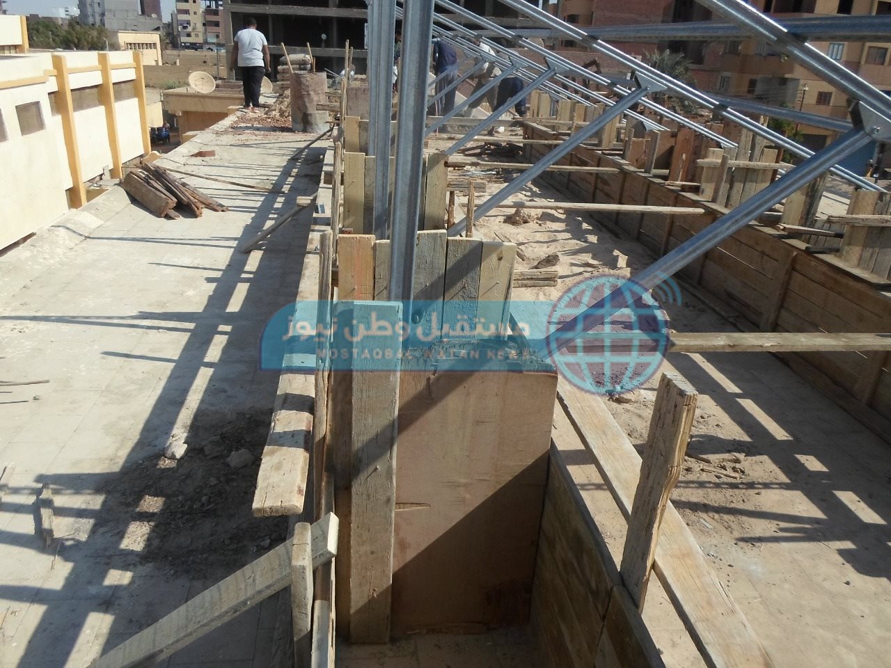 بدء العمل بتركيب الألواح الشمسية لتوليد الكهرباء بالخارجة الزراعية. (1)