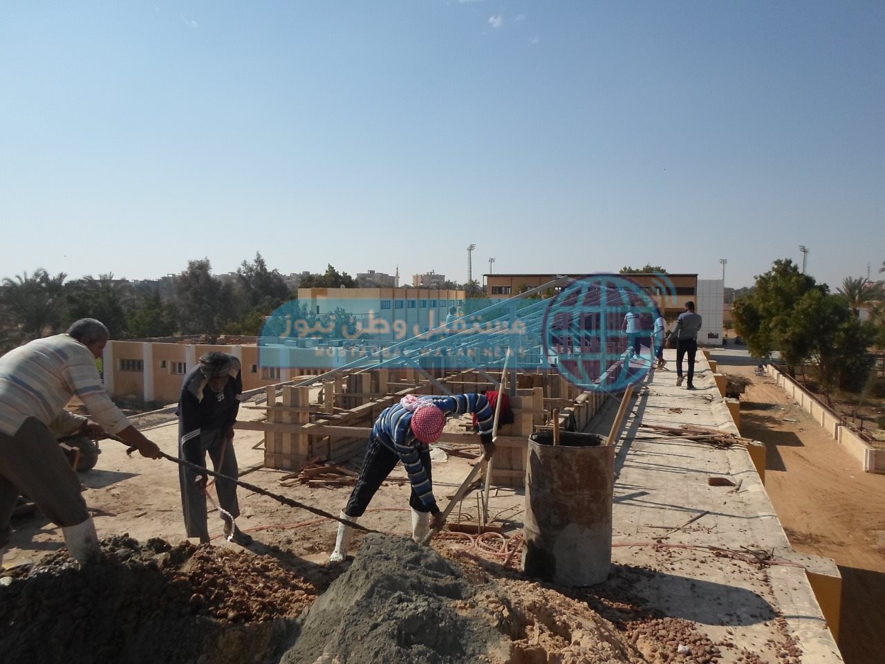 بدء العمل بتركيب الألواح الشمسية لتوليد الكهرباء بالخارجة الزراعية. (2)