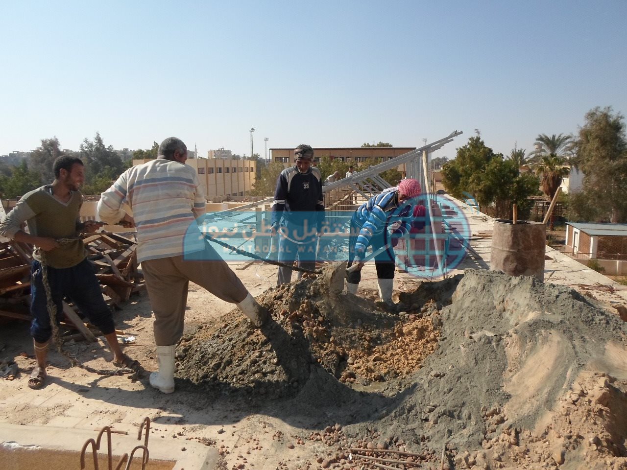 بدء العمل بتركيب الألواح الشمسية لتوليد الكهرباء بالخارجة الزراعية. (4)