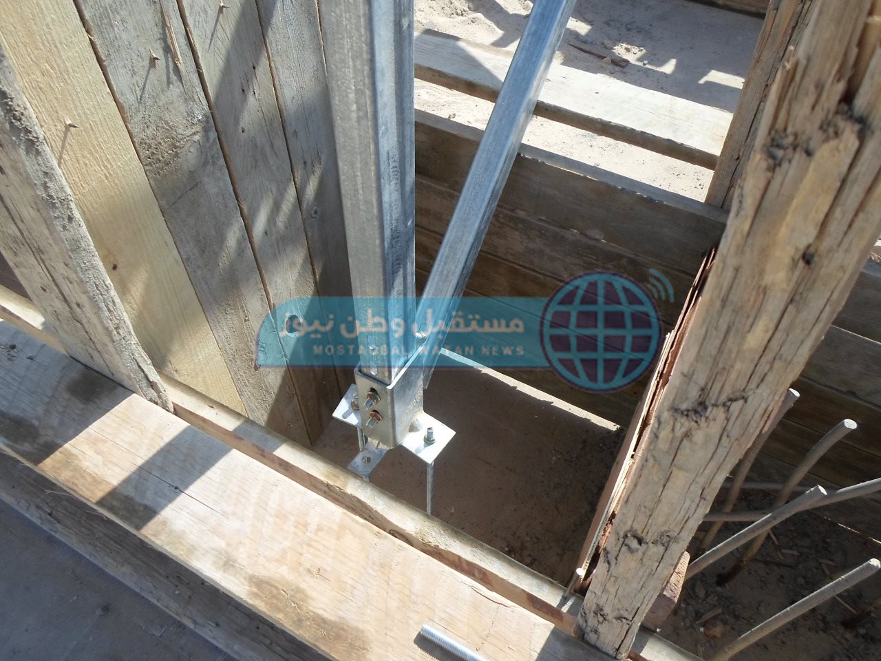 بدء العمل بتركيب الألواح الشمسية لتوليد الكهرباء بالخارجة الزراعية. (5)