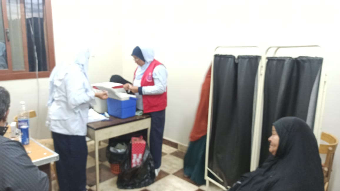 قافلة لتحصين سكان قرى غرب الموهوب ضد كورونا بالوادي الجديد (2)